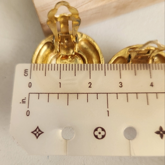 💰💲SOLD💲💰 CHANEL Logo Gold Plated Pearl Clip On Earrings - Picture 7 of 7